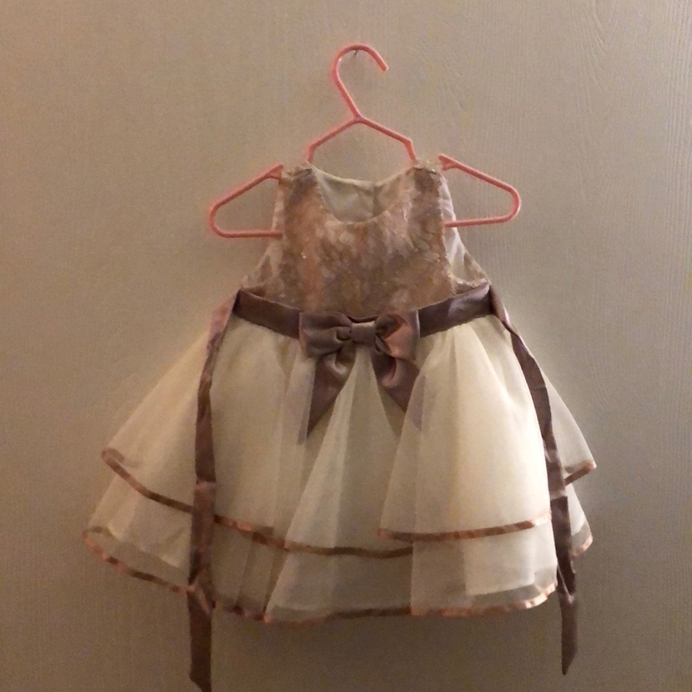 Beautiful baby 9m chiffon/lace gown.